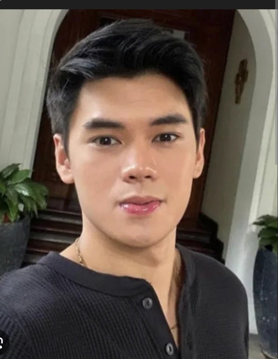 smilingnicx8125's tweet photo. Di niyo nalang kasi tanggapin na kahit may pa oldface pa kayo na ipost  si dust  parin pinili  kasi why not naman di piliin ang lalaking araw araw naliligo . At tsaka yung iba na bilats wag na kayo magpapatol sa may mga sayad. Old face man o new enhance may dating talaga si Dudu. https://t.co/cVLffssCI1