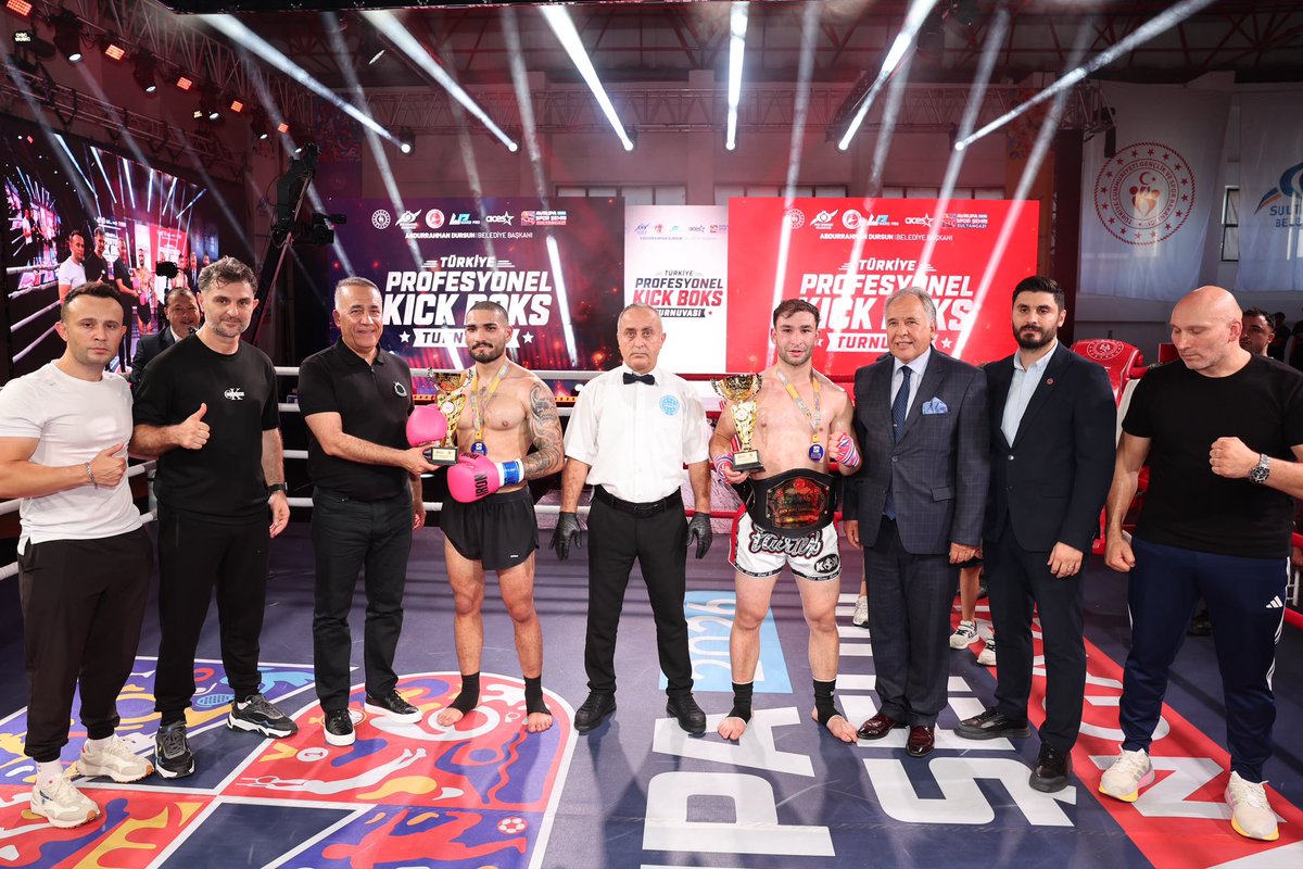 avadursun's tweet photo. Sultangazi Belediyesi yine tarihe geçti! 😎

İstanbul’da ilk kez düzenlenen Türkiye Profesyonel Kick Boks Turnuvası’na, #AvrupaSporŞehriSultangazi olarak başarıyla ev sahipliği yaptık 💯🥊

Şampiyonlarımızı, mücadele eden tüm sporcularımızı ve teknik ekiplerimizi tebrik ediyorum 👏🏻

Sporla büyüyen nesiller, sporla gelişen bir Sultangazi için çalışmalarımızı hız kesmeden sürdürüyoruz 💪🏻🤩