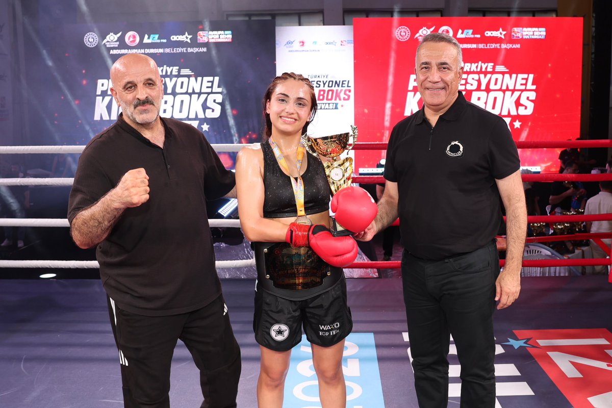 avadursun's tweet photo. Sultangazi Belediyesi yine tarihe geçti! 😎

İstanbul’da ilk kez düzenlenen Türkiye Profesyonel Kick Boks Turnuvası’na, #AvrupaSporŞehriSultangazi olarak başarıyla ev sahipliği yaptık 💯🥊

Şampiyonlarımızı, mücadele eden tüm sporcularımızı ve teknik ekiplerimizi tebrik ediyorum 👏🏻

Sporla büyüyen nesiller, sporla gelişen bir Sultangazi için çalışmalarımızı hız kesmeden sürdürüyoruz 💪🏻🤩