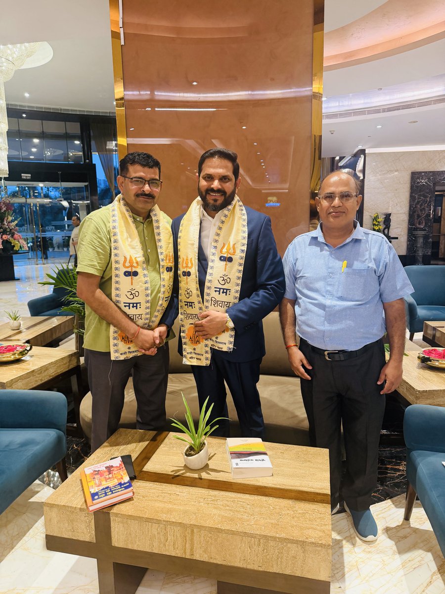 brajeshyadav001's tweet photo. 19 वर्ष की आयु में परमवीर चक्र से अलंकृत होने वाले भारत माता के अप्रतिम सपूत, परमवीर कैप्टन (सेवानिवृत्त) योगेन्द्र सिंह यादव अदम्य साहस, अद्वितीय पराक्रम और अटूट राष्ट्रभक्ति के जीवंत प्रतीक हैं। कारगिल युद्ध में 15 गोलियाँ लगने के बाद भी उन्होंने टाइगर हिल पर तिरंगा फहराने के अभियान को सफल बनाया। उनका शौर्य हर भारतीय, विशेषकर युवा पीढ़ी के लिए प्रेरणा, संकल्प और राष्ट्रसेवा का प्रेरणा- प्रकाश है।

@ysyadavpvc
