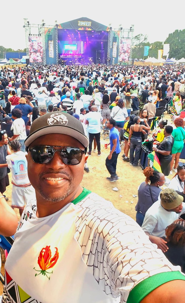 Sharmz1212's tweet photo. @THULIIIIIIIIII Kanti whats this? It was streamed live, you csn go and see the crowds for yourself. Stop lying https://t.co/AUtCuk8Omr