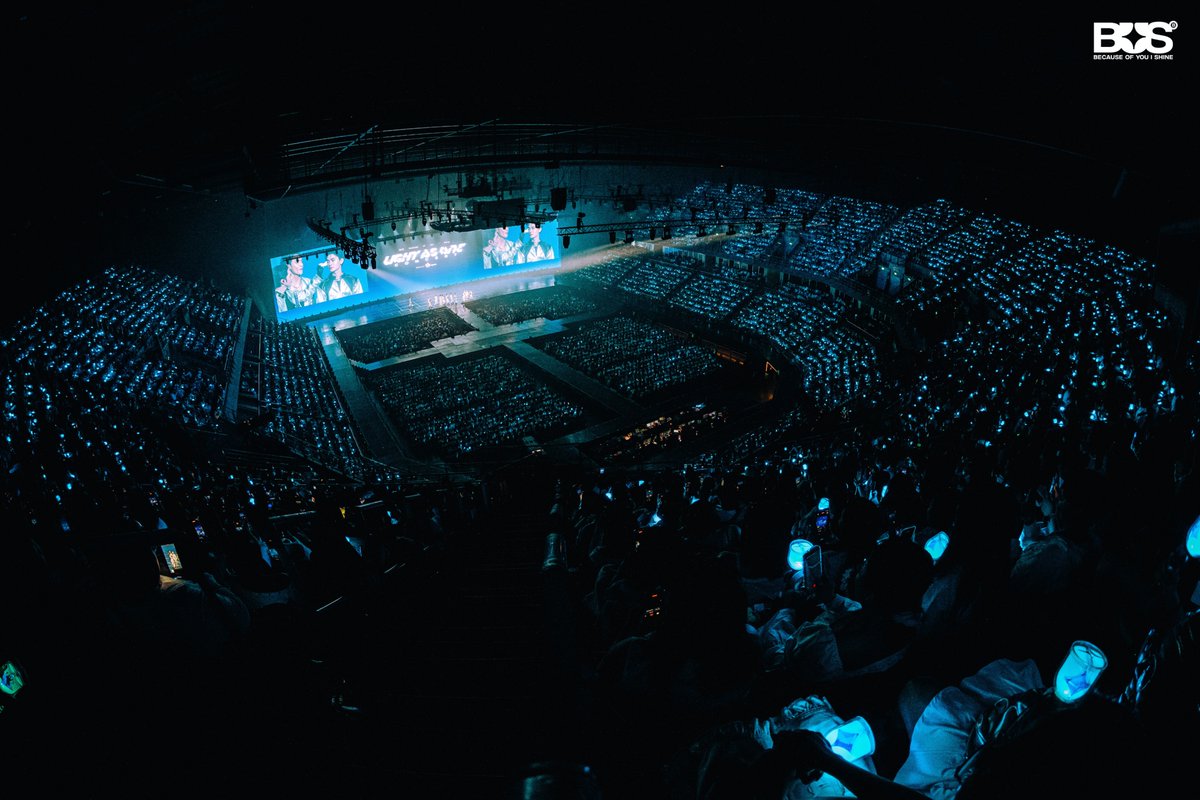 BUS_SONRAY's tweet photo. LIGHT AS ONE จบลงแล้ว แต่ความทรงจำที่ทุกคนมอบให้พวกเราจะอยู่กับพวกเราไปอีกนานเลยครับ 🥹💙

ขอบคุณ BEUS ทุกคนที่เดินมาถึงวันนี้ด้วยกัน ขอบคุณทุกแรงเชียร์ ทุกเสียงร้อง ทุกแสงจาก BOB และทุกความรักที่ส่งมาให้พวกเราเสมอ เพราะมีทุกคน คอนเสิร์ตครั้งนี้ถึงสมบูรณ์ได้จริง ๆ

หวังว่าเราจะได้สร้างความทรงจำดี ๆ และเดินไปด้วยกันแบบนี้ในทุกก้าวต่อจากนี้นะครับ 🤍 (1/6)

#BUS_LIGHTASONE_D3
#BUS_LIGHTASONE
#BUSbecauseofyouishine