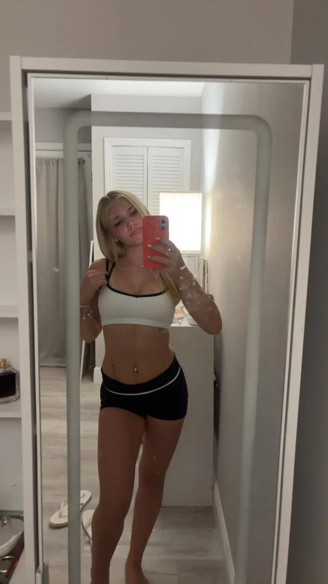 LexiLikesMoney's tweet photo. It is so over for you losers. You should feel blessed to watch me get rich https://t.co/jRDsY37aUh