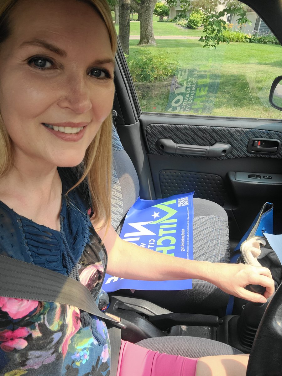 NicoleM_MN's tweet photo. So, my regular car is in the shop this week, and I'm driving my OLD Rav4....a stick shift.
I have to say, it's fun still getting to drive a manual once in a while. 
Who else still has one? https://t.co/mcEgDYWk5o
