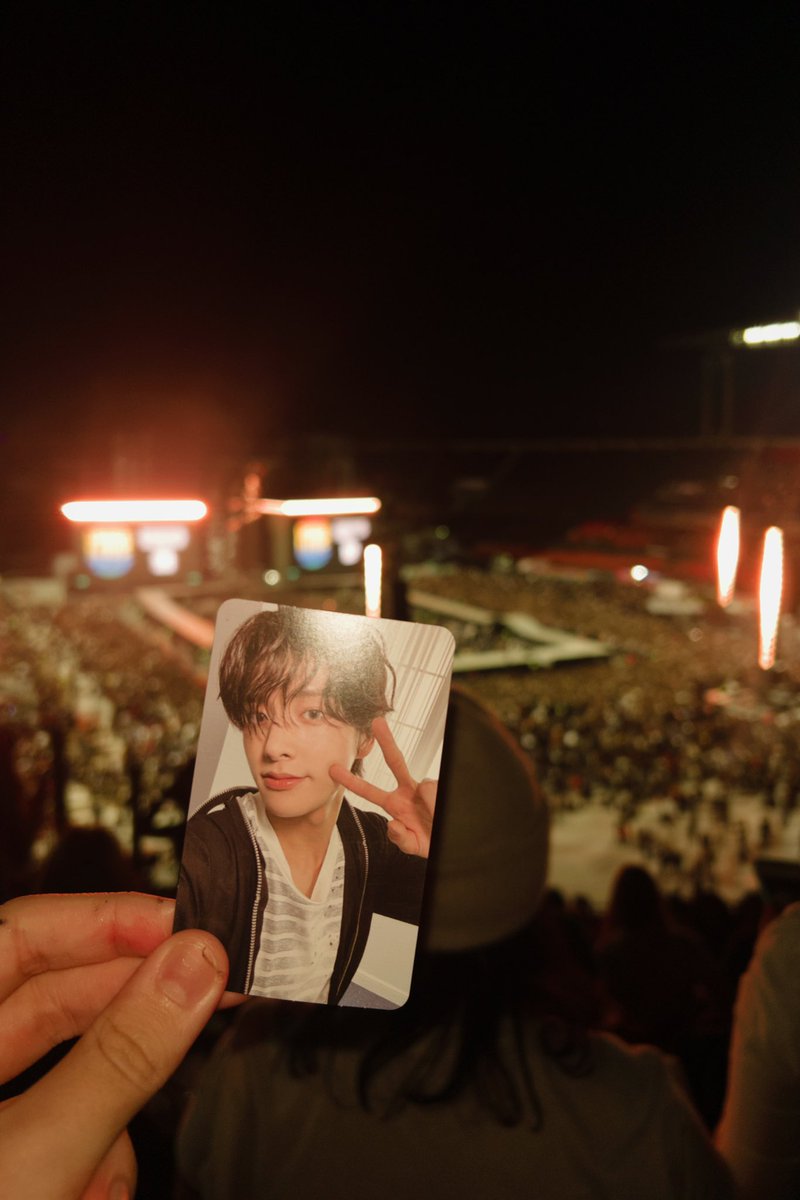 ikeu1989's tweet photo. isso Γ© #camicore jake no show do harry styles https://t.co/48ZfF5HFJl https://t.co/UiORk7GpoD