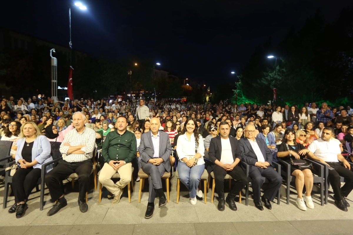 fethiyasar's tweet photo. Ankara Büyükşehir Belediyemizle birlikte düzenlediğimiz ABB Kent Orkestrası ve Agora Senfoni Orkestrası Ortak Konseri için Ragıp Tüzün Parkımızdayız.

Değerli sanatçılarımıza ve konsere yoğun ilgi gösteren hemşerilerimize teşekkür ediyorum. 

Sanatın; sınırları, engelleri, farklılıkları ortadan kaldıran birleştirici gücüne inanıyor; sanata ve sanatçıya destek oluyoruz. 

Yenimahalle, Ankara’da kültür ve sanatın merkezi olmaya devam edecek.