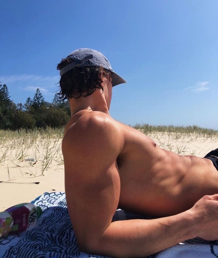 _flawlesspen's tweet photo. modern polin at the beach https://t.co/e50ULOWUtr