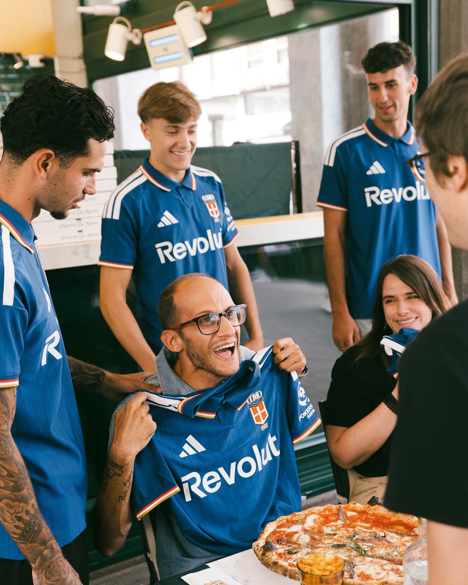 Como_1907's tweet photo. The people who make Como feel like Como wore our new adidas Como 1907 2026/27 home jersey first.

Lucas Da Cunha, Jacobo Ramón and Jesús Rodríguez also swapped their boots for aprons, surprising customers by serving pizzas in the city.

Official statement ➡️ https://t.co/jqPiXxdkF9