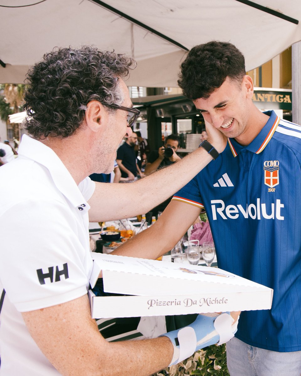 Como_1907's tweet photo. The people who make Como feel like Como wore our new adidas Como 1907 2026/27 home jersey first.

Lucas Da Cunha, Jacobo Ramón and Jesús Rodríguez also swapped their boots for aprons, surprising customers by serving pizzas in the city.

Official statement ➡️ https://t.co/jqPiXxdkF9