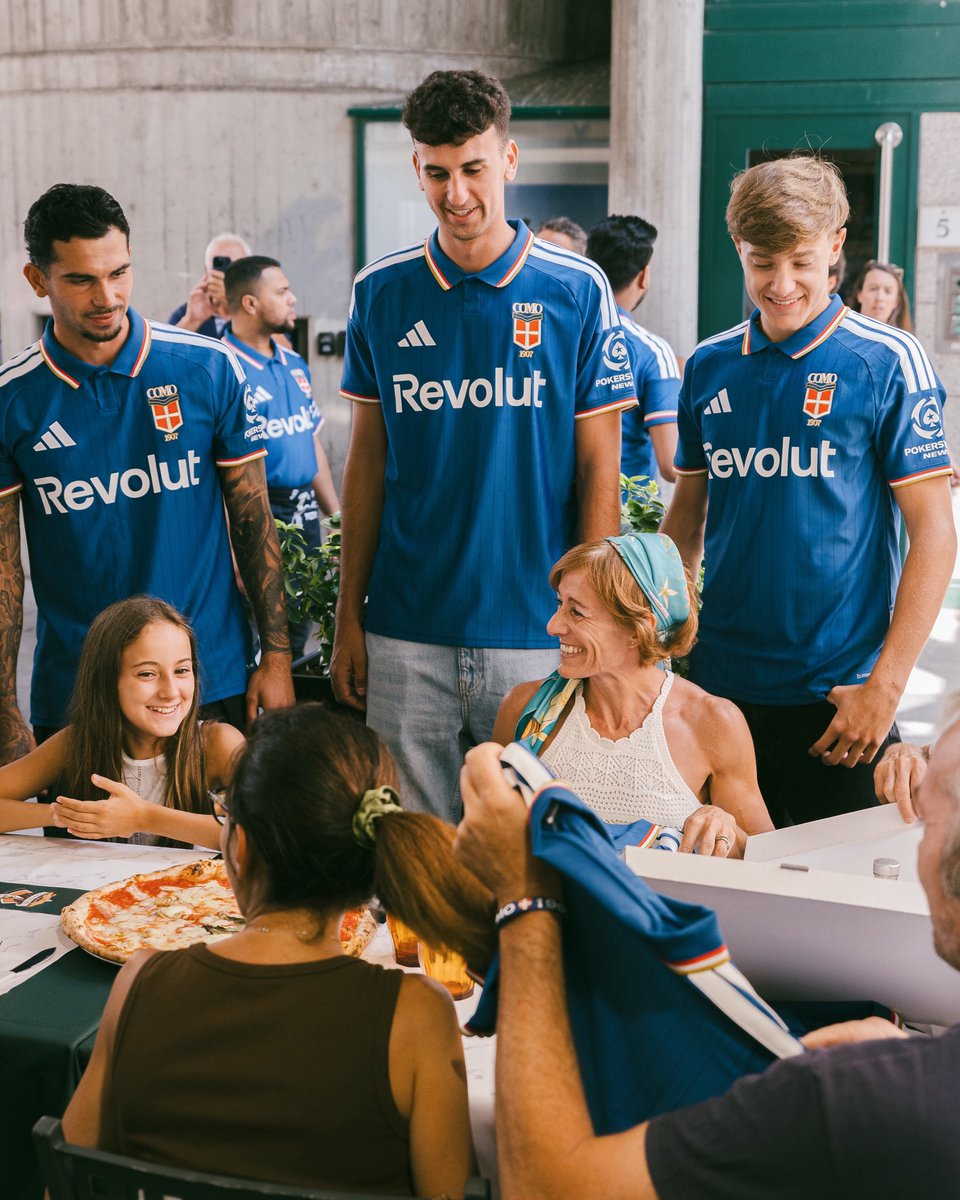 Como_1907's tweet photo. The people who make Como feel like Como wore our new adidas Como 1907 2026/27 home jersey first.

Lucas Da Cunha, Jacobo Ramón and Jesús Rodríguez also swapped their boots for aprons, surprising customers by serving pizzas in the city.

Official statement ➡️ https://t.co/jqPiXxdkF9