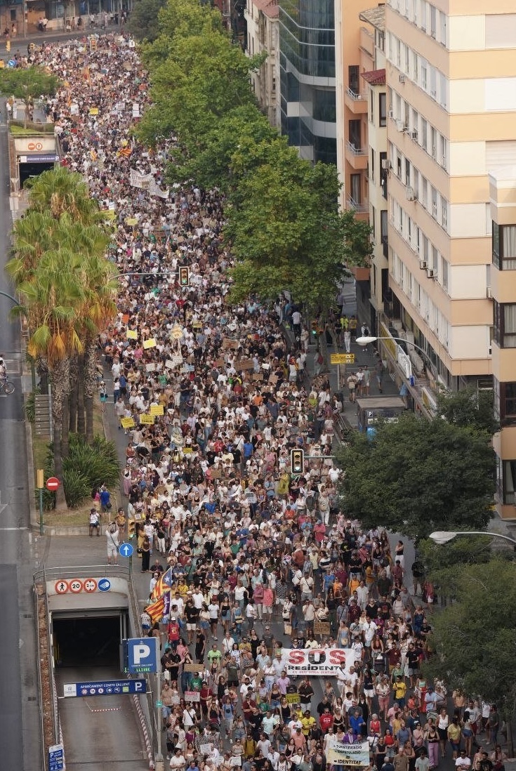 ocbcat's tweet photo. UN CLAM MULTITUDINARI PER SALVAR MALLORCA!

Mallorca, al límit; els mallorquins no podem pus. Els poders públics han d’escoltar el missatge de la majoria social, farta d’una situació que ja és insostenible. El futur de Mallorca requereix grans acords de país. Ja n’hi ha prou, de bregues partidistes estèrils, per justificar la inacció. És ben hora d’actuar!