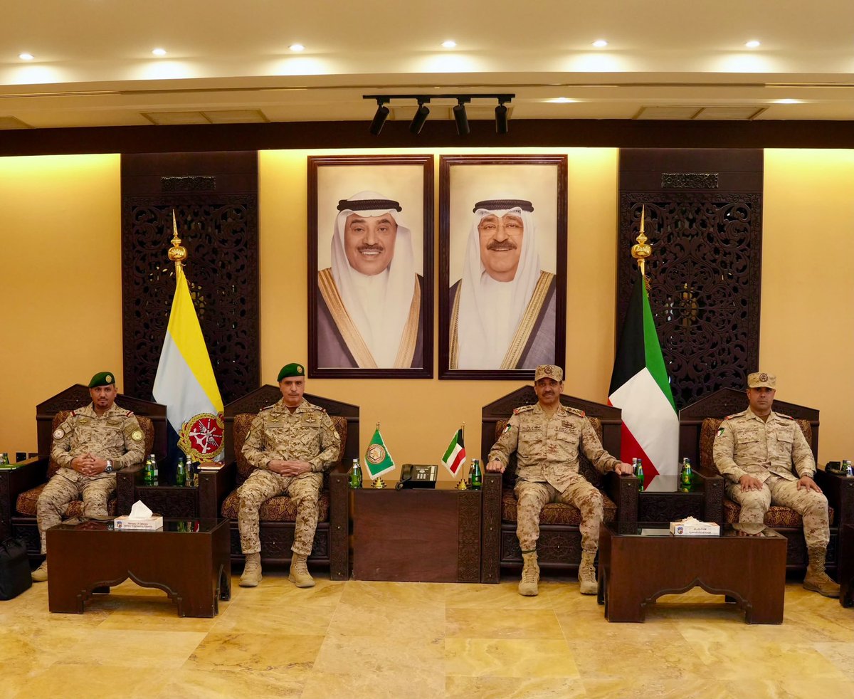 CressFiles's tweet photo. الجيش الكويتي: رئيس الأركان العامة يستقبل قائد قوات درع الجزيرة، وقائد القيادة العسكرية الموحدة لمجلس التعاون، للتباحث حول دعم مسيرة العمل العسكري الخليجي المشترك وتعزيز التكامل بين مختلف القطاعات العسكرية. https://t.co/Bvs0Vp7PZn