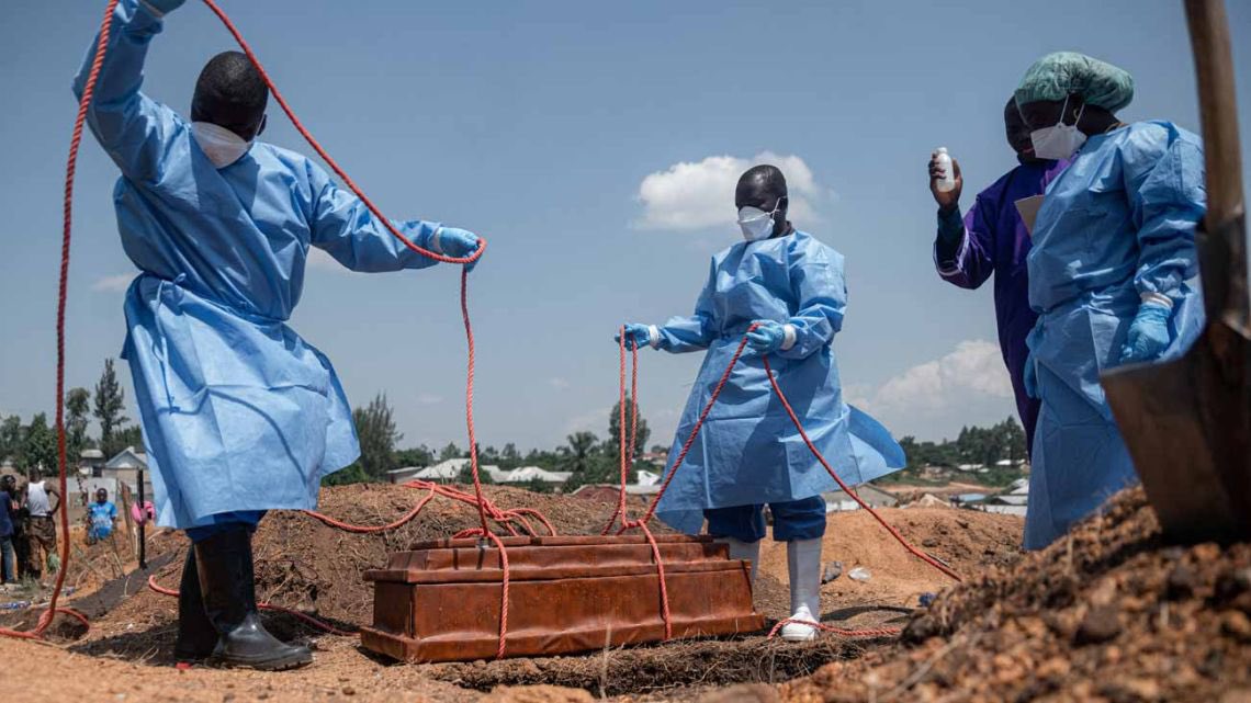ITROriginal's tweet photo. 🚨 BROTE DE ÉBOLA DEJA MÁS DE 1,300 FALLECIDOS EN LA REPÚBLICA DEMOCRÁTICA DEL CONGO

🦠 La República Democrática del Congo continúa enfrentando una emergencia sanitaria tras confirmar 3,075 casos de ébola, según el más reciente informe oficial.

📌 El Gobierno reportó 1,354 personas fallecidas a causa del brote, declarado el 15 de mayo, y mantiene activas las medidas para frenar la expansión del virus.

🏥 Las autoridades sanitarias continúan desarrollando operativos de control, vigilancia epidemiológica y prevención en las zonas afectadas.