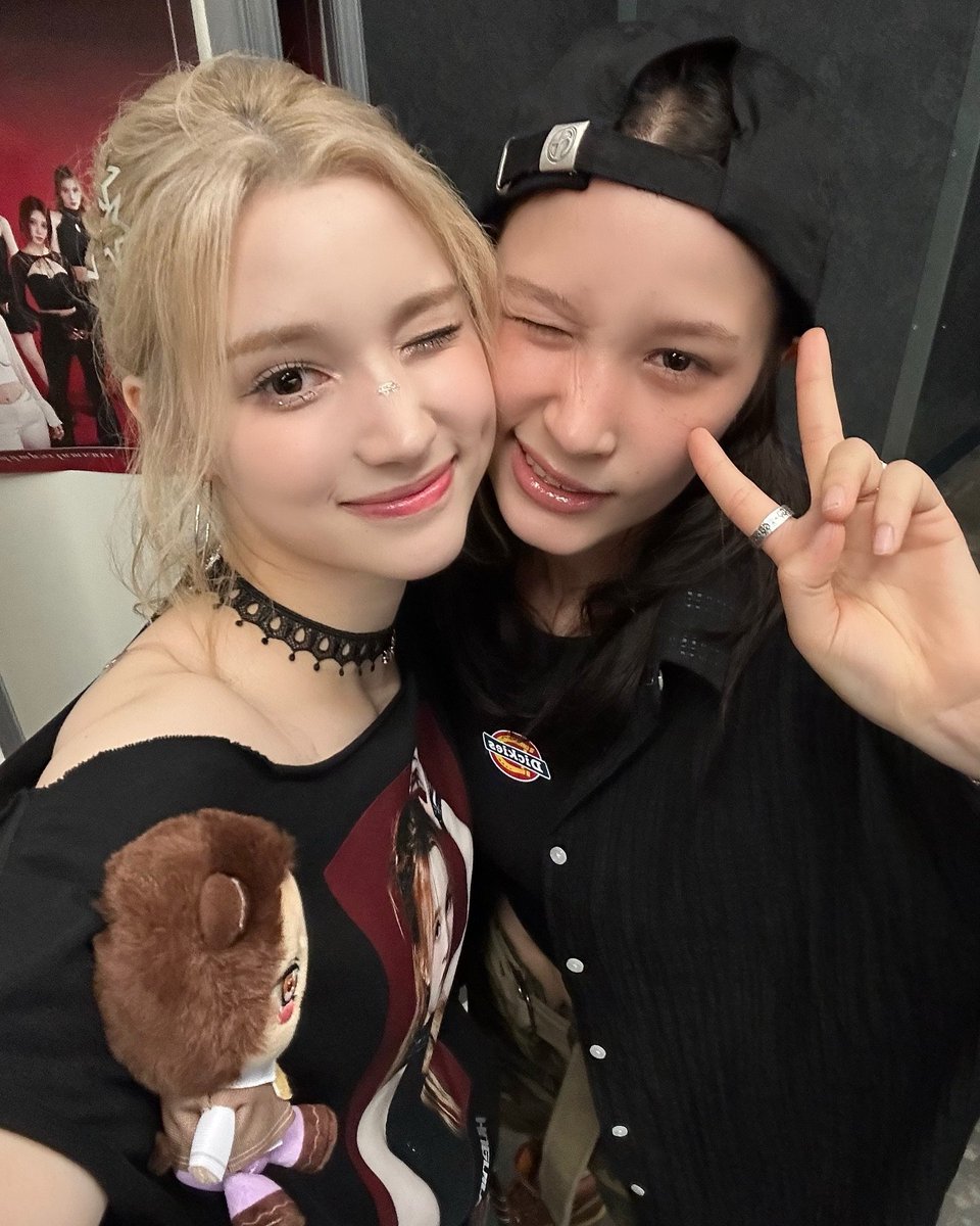 JLEAarchive's tweet photo. with the birthday girl 🎂🎉 https://t.co/q0vN2AZ5cf