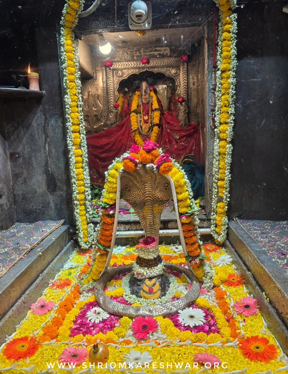 OmkarJyotirling's tweet photo. 🚩जय ओंकार जी 🚩
द्वादश ज्योतिर्लिंग में चतुर्थ, श्री ओंकारेश्वर में श्री ओंकार  महाराज के श्रृंगार दर्शन।
आषाढ़ शुक्ल पक्ष द्वादशी स. 2082 रविवार दिनांक-26/07/26
वेब-https://t.co/cOFsHLEZaw
हेल्प-8989998686(8AM-8PM)
#omkareshwar #ओम्कारेश्वर https://t.co/LvE1ELstsB