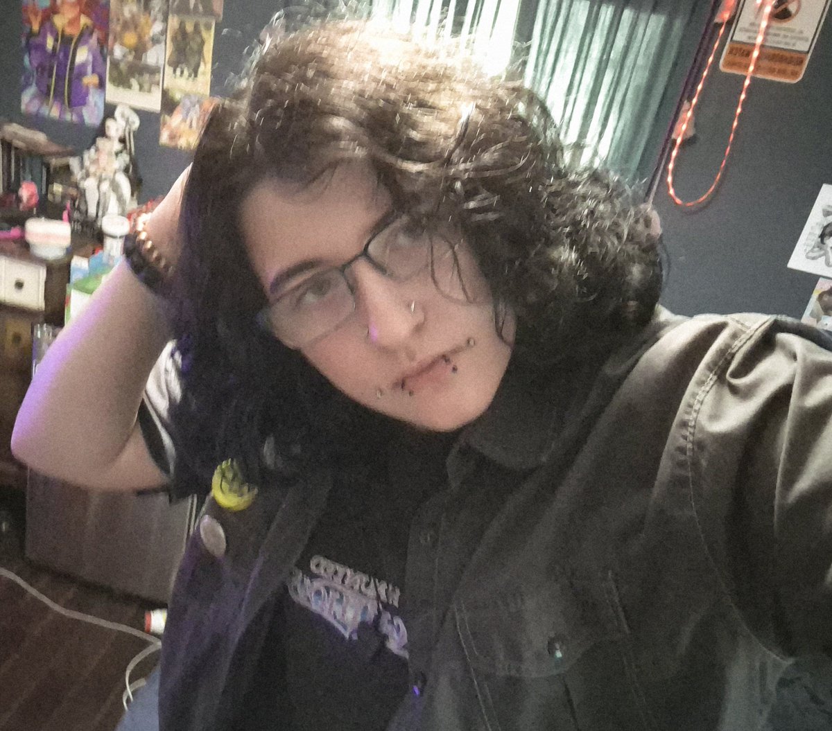 RippersCommedia's tweet photo. my hair looks like SHIT and im feeling round https://t.co/CMac5OcEYW