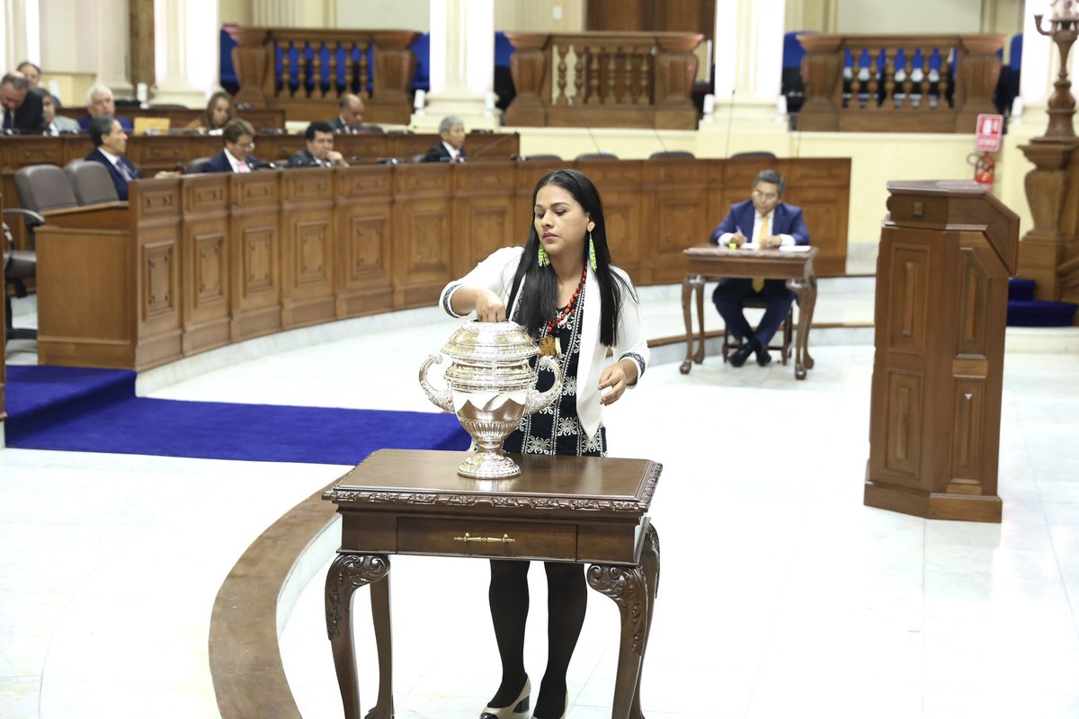 SilvanaRoblesE's tweet photo. Mi voto para la Mesa Directiva del Senado es un voto de coherencia frente a quienes pretenden mantener las mismas prácticas que han quebrado la institucionalidad y debilitado el Estado de derecho.

Mi voto es por la Lista 2. “Consenso por la Democracia” https://t.co/6u8mfiSDk6