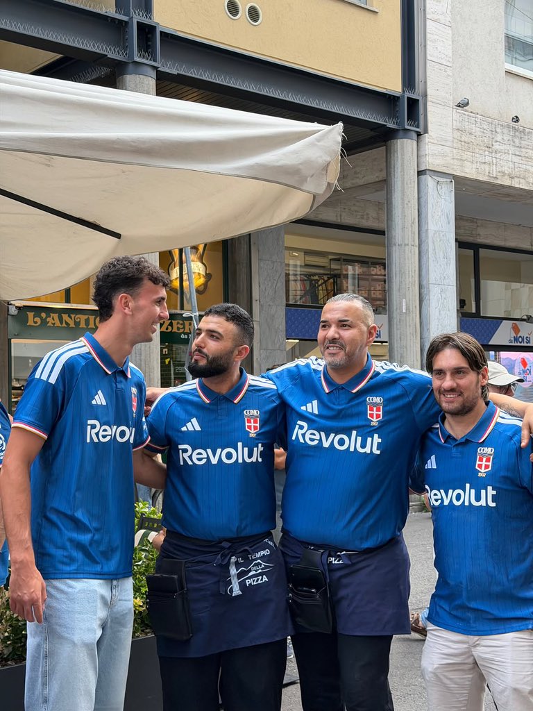 AthleteVanity's tweet photo. Como 1907 proving itself to be a community club with how they launched their 26/27 jersey.

They sent their captain Lucas Da Cunha, centre-back Jacobo Ramón and winger Jesús Rodríguez to a local pizzeria to gift supporters the shirt in pizza boxes. https://t.co/AaFXNLT0Vj