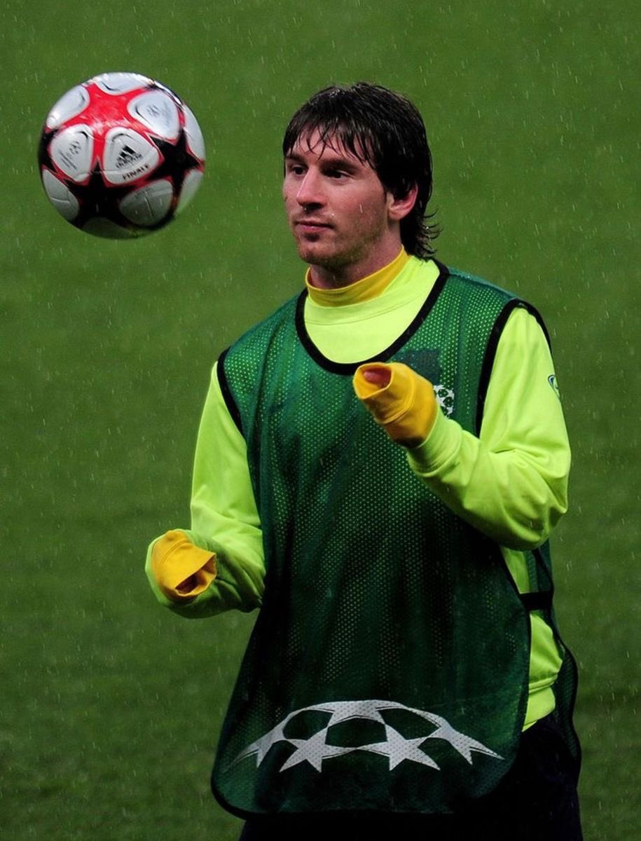 YLme10's tweet photo. Messi in the Rain https://t.co/khcpZ0mum8