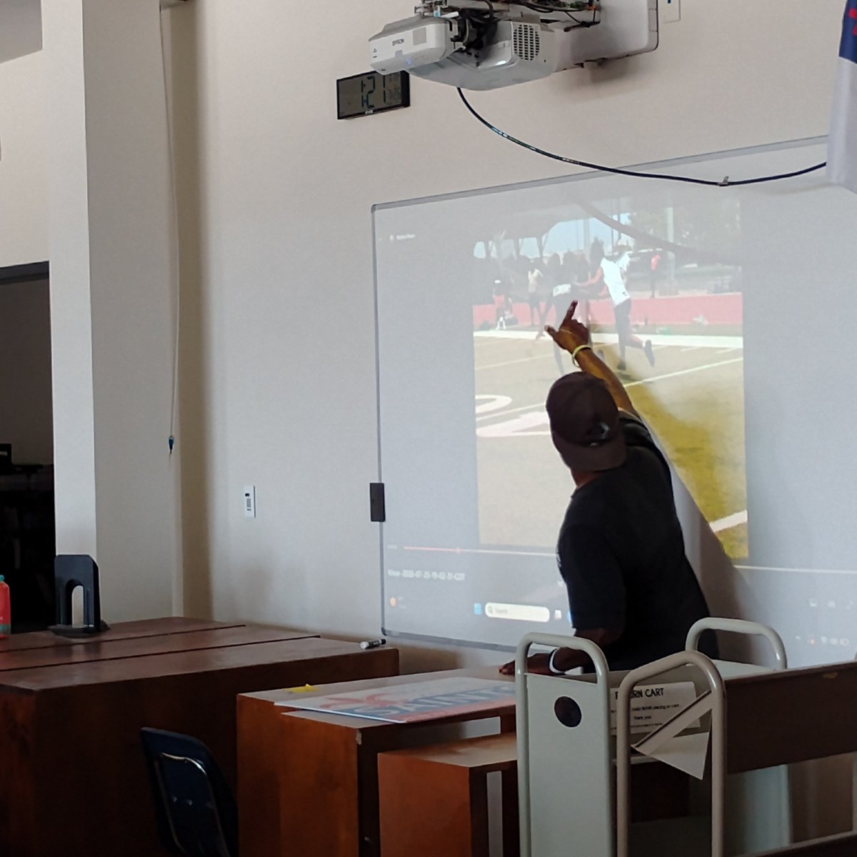 DeAnthony91's tweet photo. @drobalwayzopen , Wade  and former Oklahoma Baptist All American/ Atl Falcon Keilahn Harris putting on a lil clinic at fba in the classroom.

Talking to the WR and DBS, probably about 50 kids in here give or take. 
#Hoodscout #Trainlikeapro https://t.co/5EJVKmSkqd