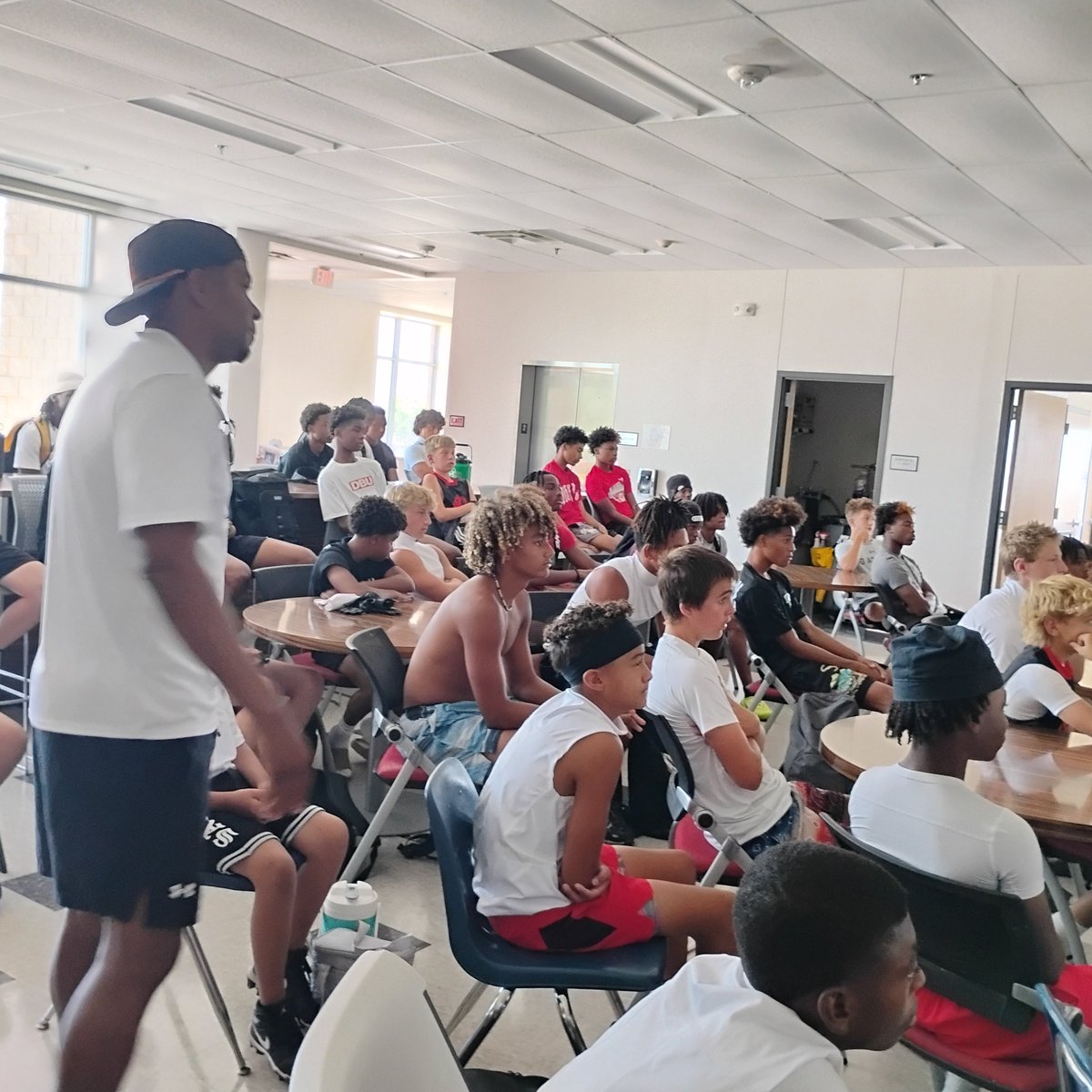 DeAnthony91's tweet photo. @drobalwayzopen , Wade  and former Oklahoma Baptist All American/ Atl Falcon Keilahn Harris putting on a lil clinic at fba in the classroom.

Talking to the WR and DBS, probably about 50 kids in here give or take. 
#Hoodscout #Trainlikeapro https://t.co/5EJVKmSkqd