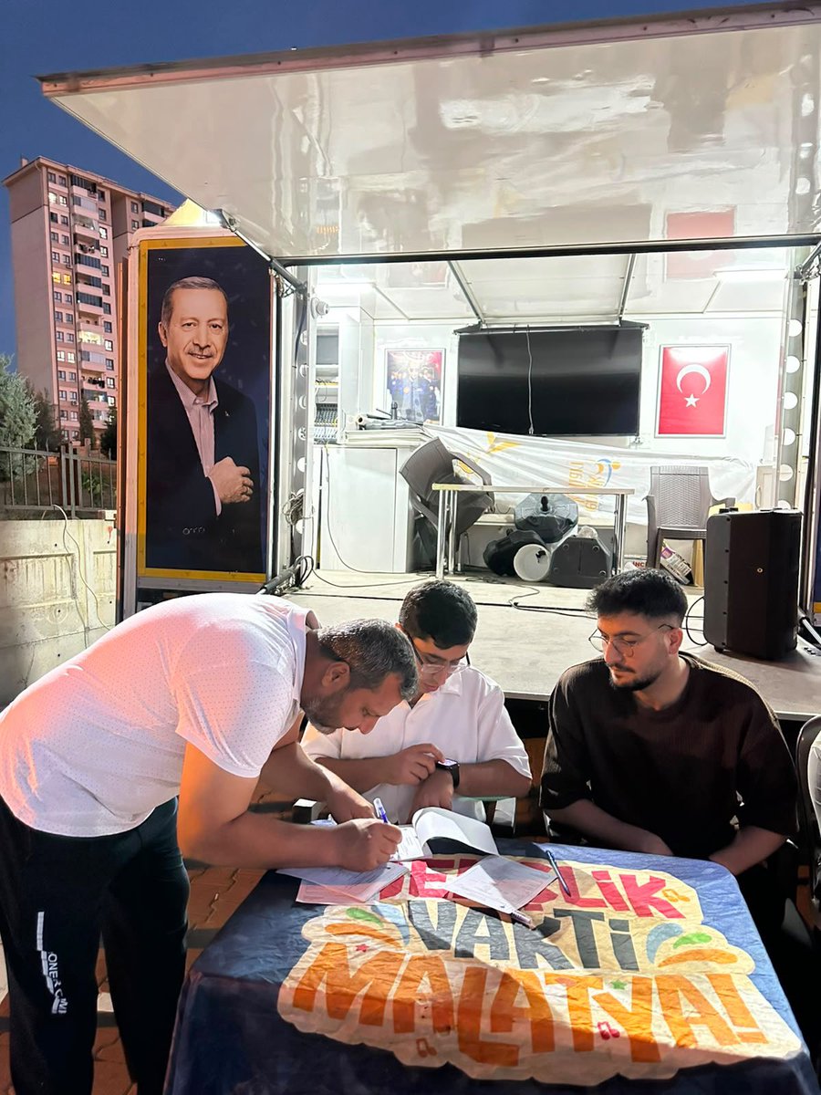 akgencbttlgzi's tweet photo. Battalgazi Belediyemiz tarafından düzenlenen Çocuk Şenliği programına, AK Parti Battalgazi Gençlik Kolları olarak katılım sağladık.

Program kapsamında kurduğumuz üyelik standımızda hemşehrilerimizle bir araya gelerek teşkilatımızın çalışmalarını anlattık, yeni üyelik başvurularını kabul ettik ve çocuklarımızın şenlik coşkusuna ortak olduk.

Bu güzel organizasyonun hayata geçirilmesinde emeği geçen Battalgazi Belediye Başkanımız Bayram Taşkın başta olmak üzere katkı sunan herkese teşekkür ediyor, çocuklarımıza sağlık, mutluluk ve başarı dolu bir gelecek diliyoruz.