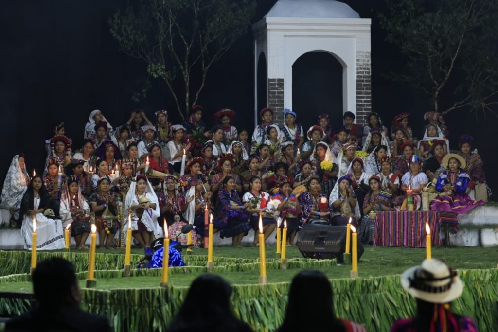 CanalAntigua's tweet photo. ➡️Festival Folklórico Nacional Rab’in Ajaw se consolidó, una vez más, como una plataforma para la identidad y el encuentro cultural de Guatemala. La majestuosa velada reunió a 142 aspirantes de diversas delegaciones del país, en un emotivo homenaje al liderazgo, la memoria histórica y la dignidad de la mujer indígena. Durante la clausura del 58 Festival Folklórico Nacional Rab’in Ajaw.
Elena Jannileth Mateo Juan, representante de Santa Cruz Barillas, Huehuetenango, fue coronada como Rab’in Ajaw.
#RabinAjaw #Festival #Folklórico