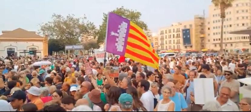 ocbcat's tweet photo. UN CLAM MULTITUDINARI PER SALVAR MALLORCA!

Mallorca, al límit; els mallorquins no podem pus. Els poders públics han d’escoltar el missatge de la majoria social, farta d’una situació que ja és insostenible. El futur de Mallorca requereix grans acords de país. Ja n’hi ha prou, de bregues partidistes estèrils, per justificar la inacció. És ben hora d’actuar!