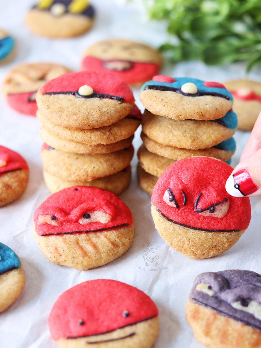 MiscMao's tweet photo. An assortment of Poké Ball cookies that are not at all suspicious 🤔
Tried a technique from @kimjoyskitchen to make extra shortbread dough pipeable, it works so well!
#pokemon #pokemoncookies #voltorb #electrode #ditto https://t.co/zEspX7CpQ4
