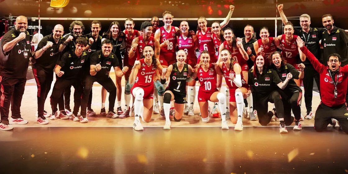 sekerissen's tweet photo. Dünyanın en önemli voleybol organizasyonları arasında yer alan Voleybol Milletler Ligi’nde ortaya koydukları mücadele, inanç ve takım ruhuyla milletimize büyük bir gurur yaşatan A Millî Kadın Voleybol Takımımızı yürekten kutluyoruz.

Ay-yıldızlı bayrağımızı gururla dalgalandıran, İstiklal Marşımızı tüm dünyaya dinleten sporcularımızı, teknik ekibi ve bu başarıda emeği bulunan herkesi gönülden tebrik ediyor; başarılarının artarak devam etmesini diliyoruz.