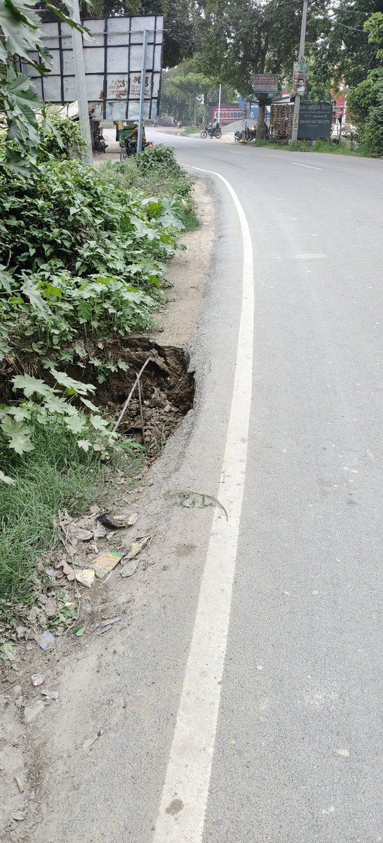 RubaruIndia's tweet photo. @uppwdofficial @UPGovt @Uppolice @pratapgarhpol @dmpratapgarh
प्रतापगढ़ के रानीगंज–पट्टी (देल्हूपुर पट्टी–कोंहडौर) मार्ग पर मां बाराही देवी धाम रेलवे क्रॉसिंग पार करने के बाद मेढ़ौली मोड़ से पहले सड़क के किनारे बारिश में मिट्टी बह जाने से एक बड़ा और बेहद खतरनाक गड्ढा बन गया है। https://t.co/J6oWDMJYz0