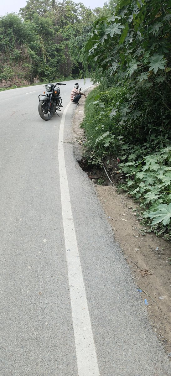 RubaruIndia's tweet photo. @uppwdofficial @UPGovt @Uppolice @pratapgarhpol @dmpratapgarh
प्रतापगढ़ के रानीगंज–पट्टी (देल्हूपुर पट्टी–कोंहडौर) मार्ग पर मां बाराही देवी धाम रेलवे क्रॉसिंग पार करने के बाद मेढ़ौली मोड़ से पहले सड़क के किनारे बारिश में मिट्टी बह जाने से एक बड़ा और बेहद खतरनाक गड्ढा बन गया है। https://t.co/J6oWDMJYz0