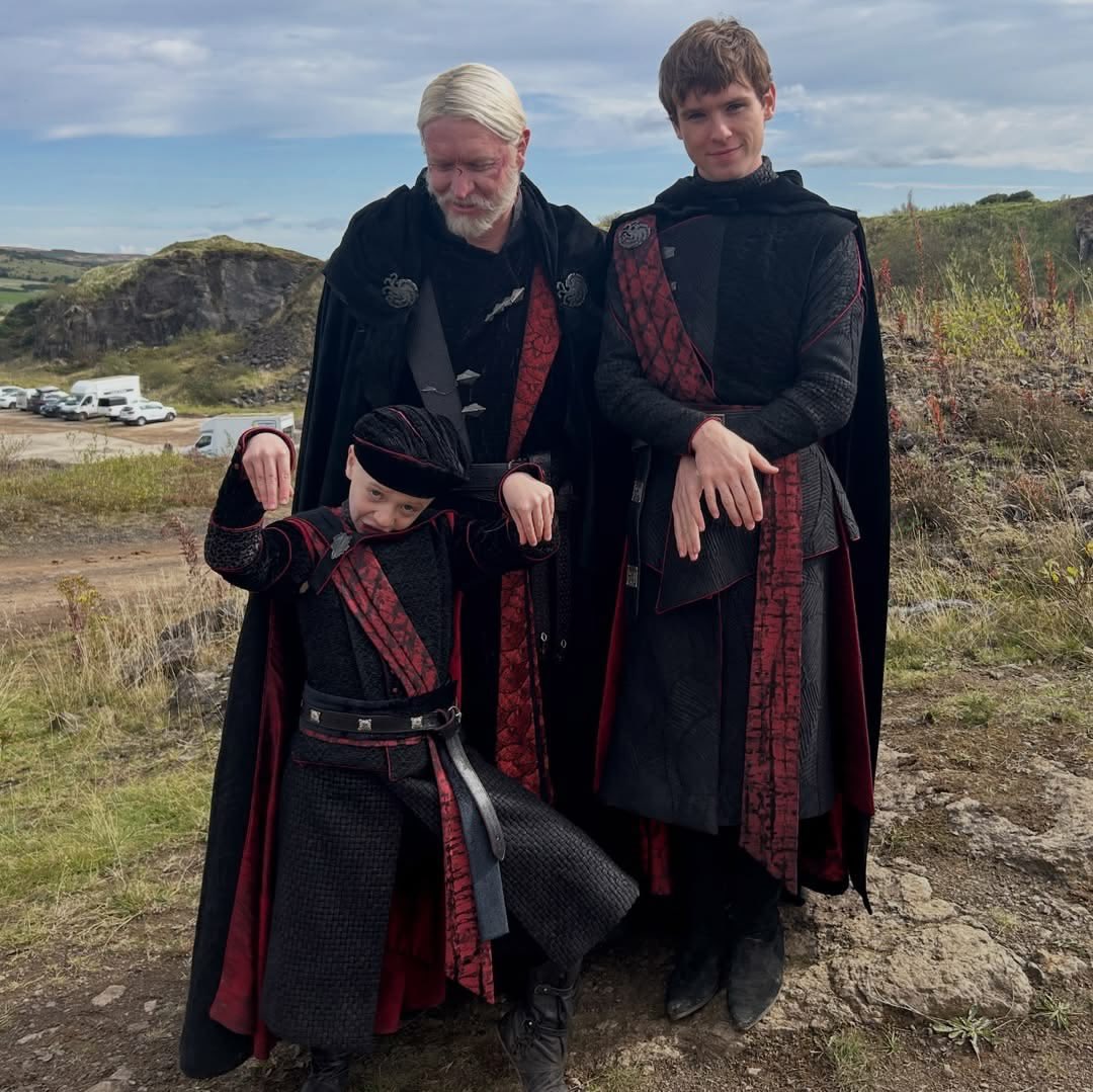 TwinkPope's tweet photo. Does anyone know the significance of the sash(?) placements here? I can’t find good photos but when watching the tourney I think Baelor also had a sash(?) on the left hand side like Maekar and Daeron. https://t.co/McCO59jCc7