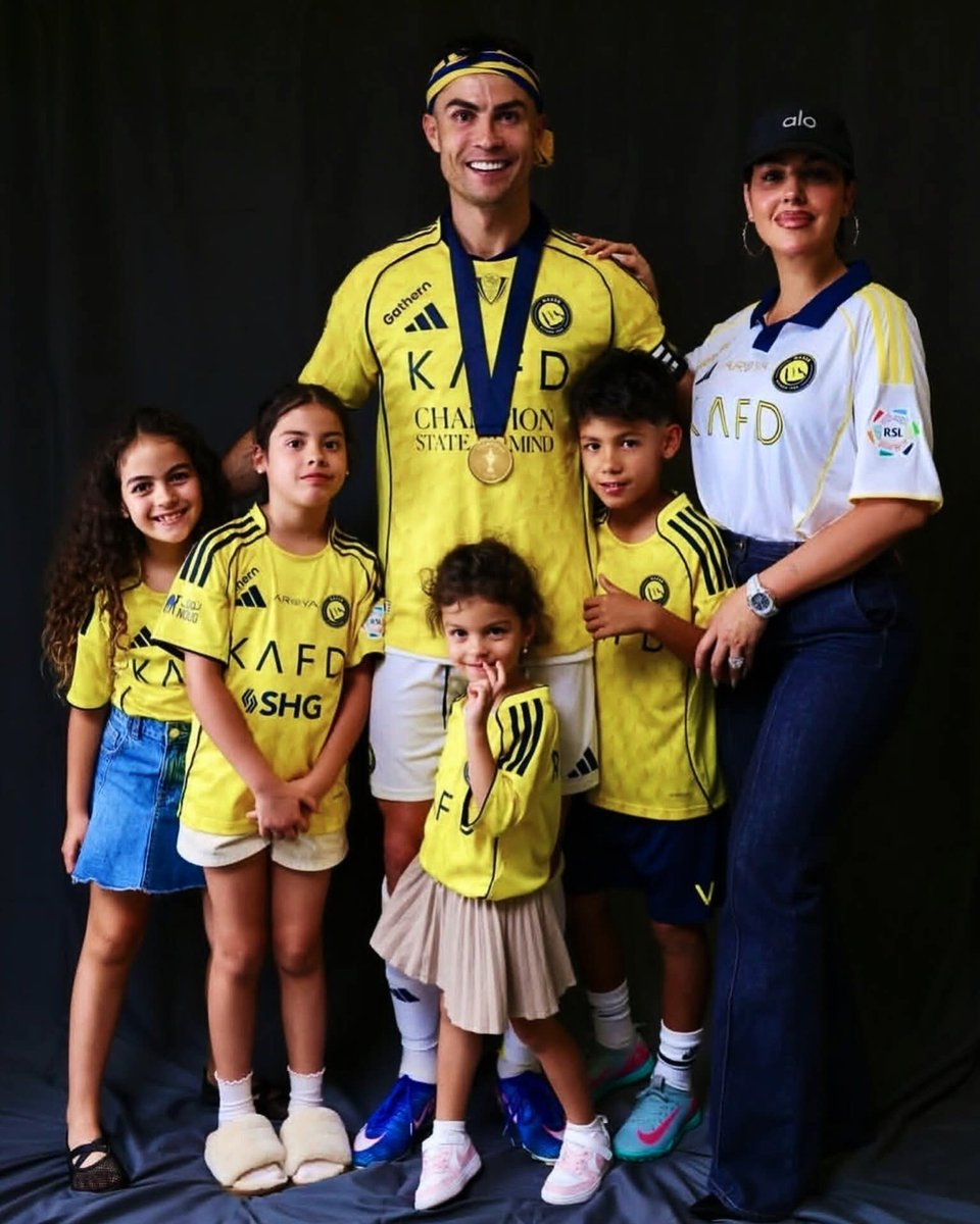 ScreenMix's tweet photo. الأكثر تداولا :

حتى هذه اللحظة ومنذ إنضمامه حصل كرستيانو رونالدو من نادي النصر حوالي 800 مليون دولار ! 😱 https://t.co/yUbCUkT3fb