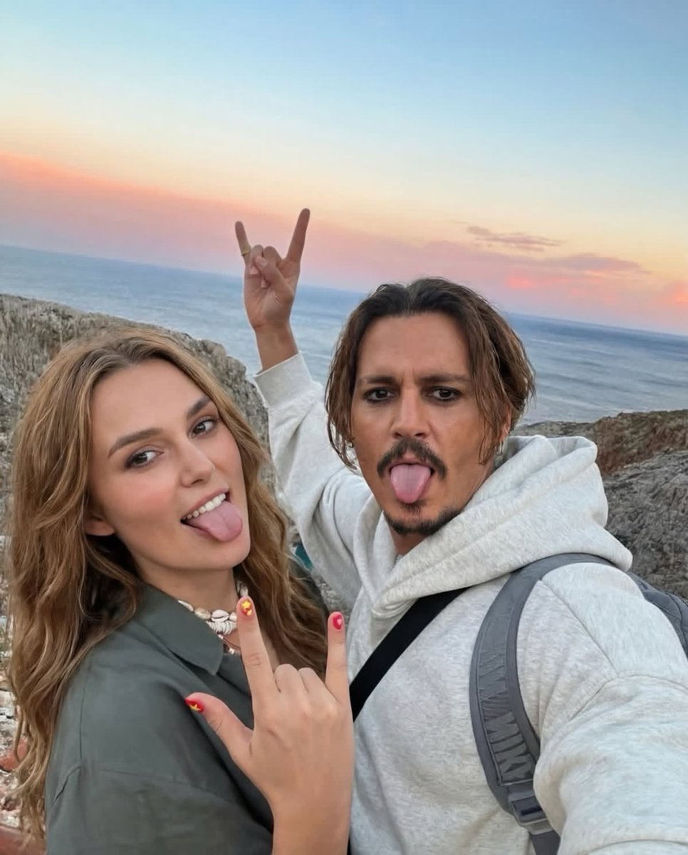 Dimson001789's tweet photo. Captain Jack sparrow with Kiera, they look so different without their costumes! kiera knightly is still stunning tho!!!!!!., https://t.co/DEukLXb8HH