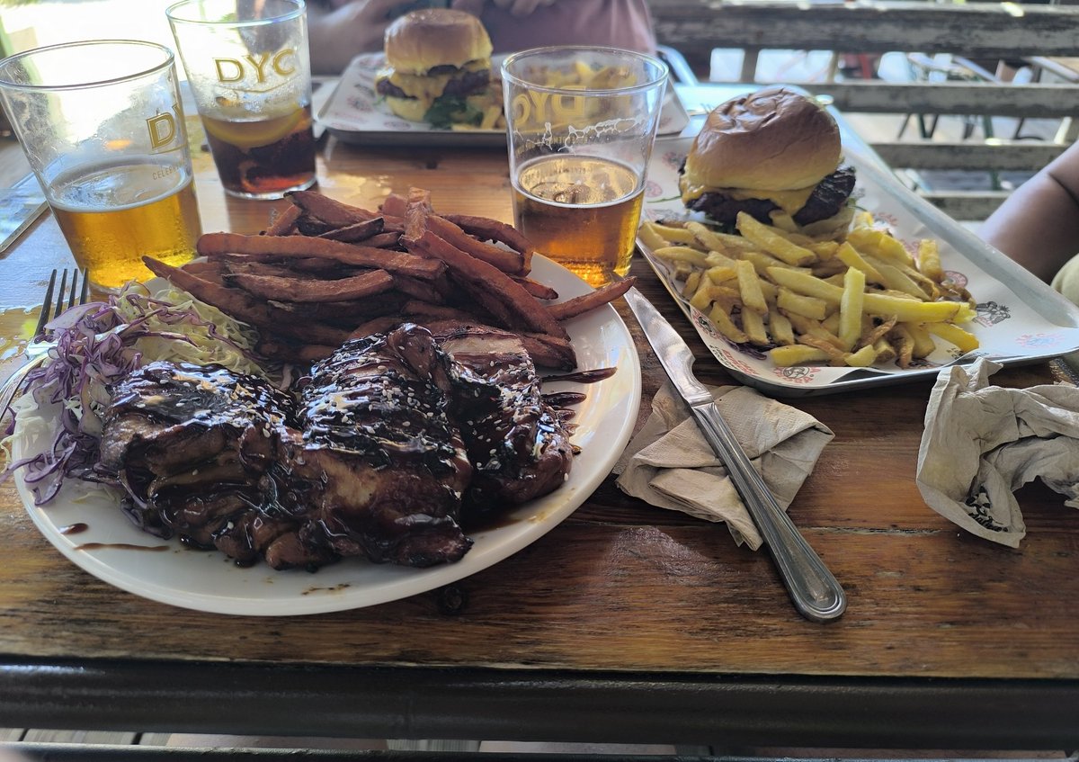 silvi_gal07's tweet photo. Pedazo de domingo ya nos los merecíamos, comimos como los dioses #casaexplora #tarifa #chillout 😎🏖️ https://t.co/Q0Qspy7uWD