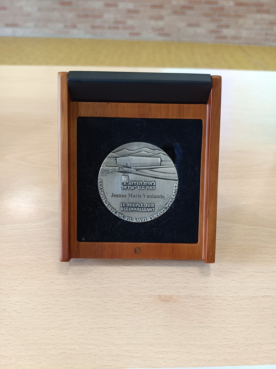 aurelieweizmann's tweet photo. Émouvante cérémonie à @StJansCappel pour la remise, à titre posthume, de la médaille des #Justes parmi les Nations à #JeanneMarieVanlande.
Moment fort marqué par les retrouvailles de sa famille et de celle de #MarcelKiessler (enfant sauvé) venue d'Israël.
Merci au Comité français pour @YadVashemFr et tout particulièrement à Jean-Claude Lewin, qui nous a permis de faire connaître cette histoire et de rendre cet hommage possible.