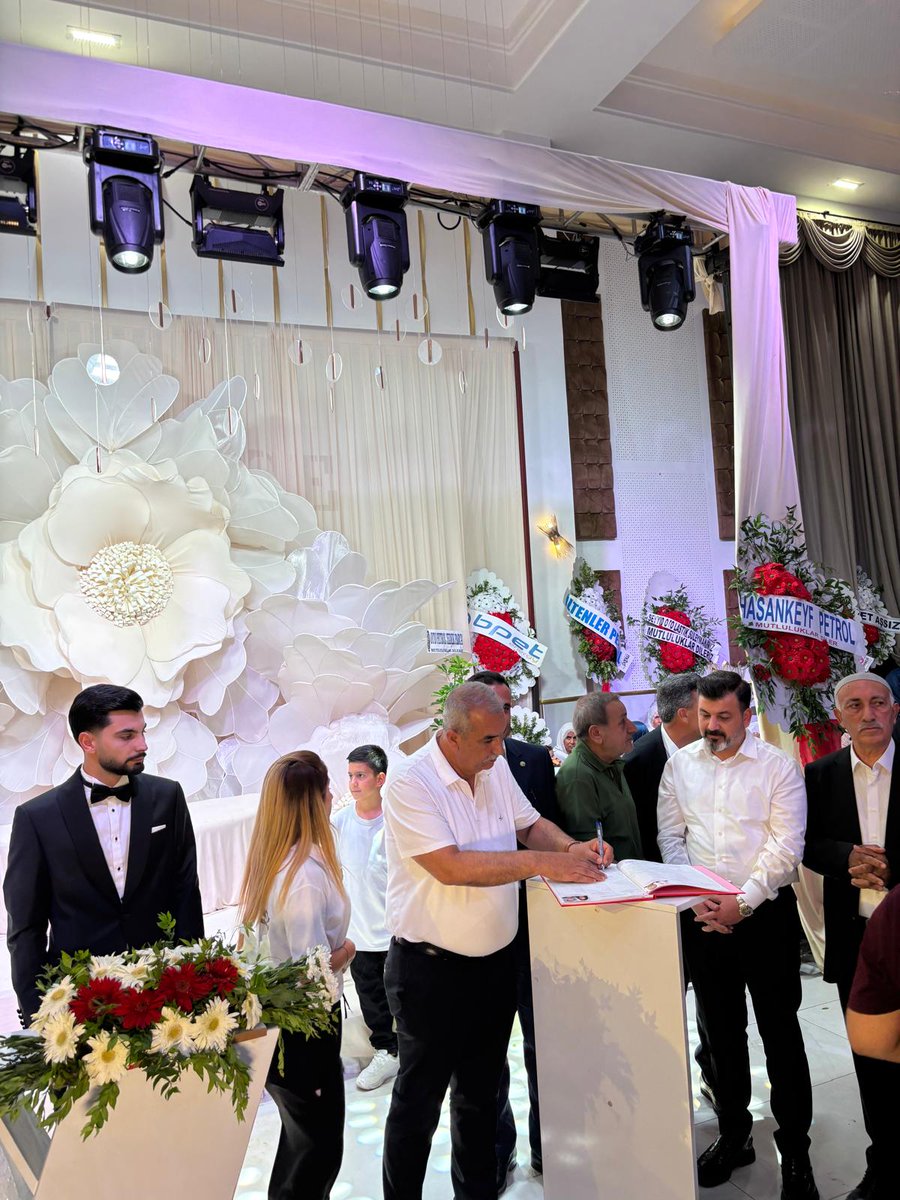 OsmanNASIROGLU's tweet photo. Kıymetli Dostlarım Orpak ile Gözala ailelerinin evlatları Onur ve Leyla'nın mutluluklarına Şahitlik ettik. Genç Çiftimize bir ömür boyu mutluluklar dilerim. https://t.co/HX8DPIArO5