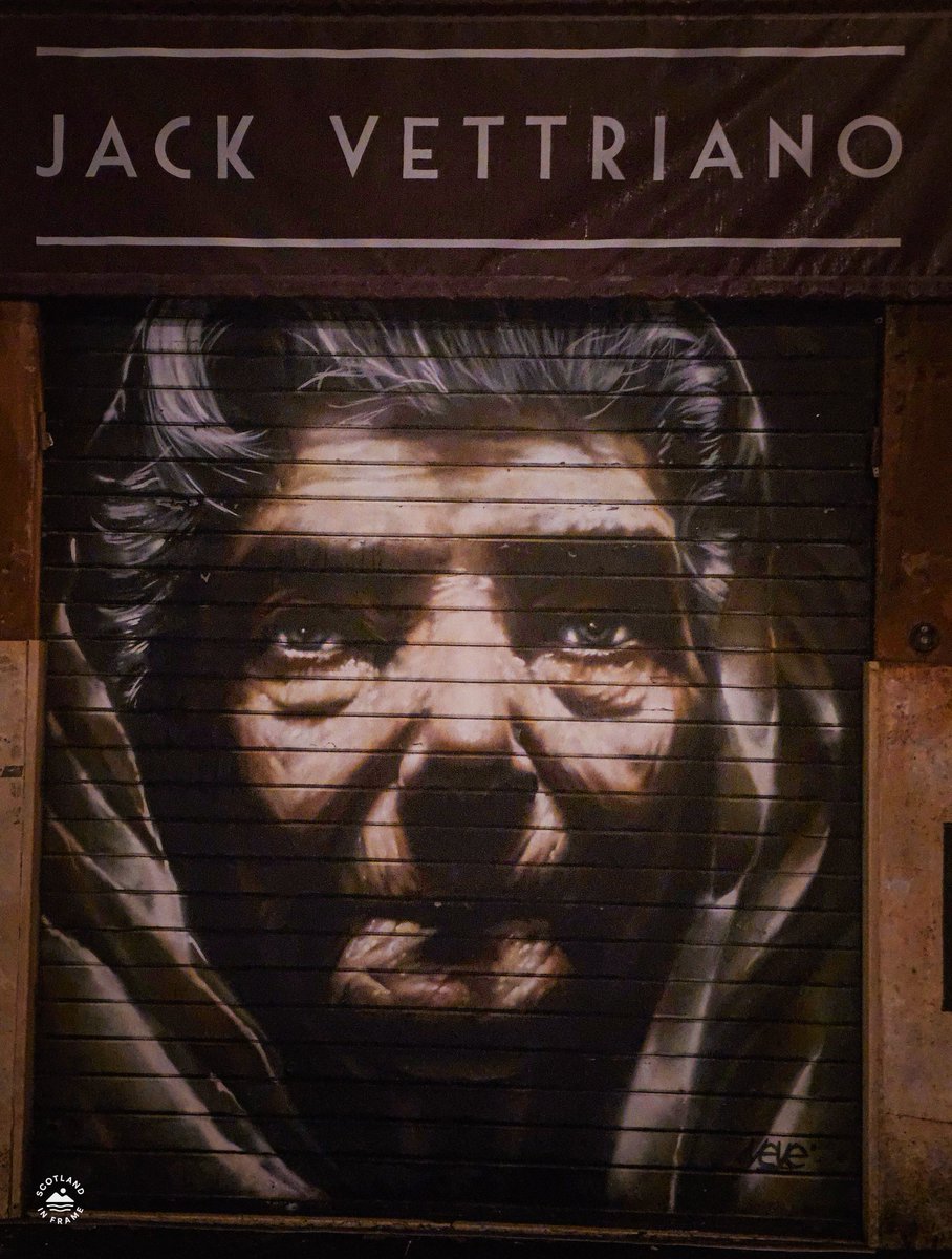 StephenAHenry's tweet photo. @DailyPicTheme2 #DailyPictureTheme #Jack Vettriano
Painted on a shop shutter in Trastevere, Roma https://t.co/y5nGsAkYWP