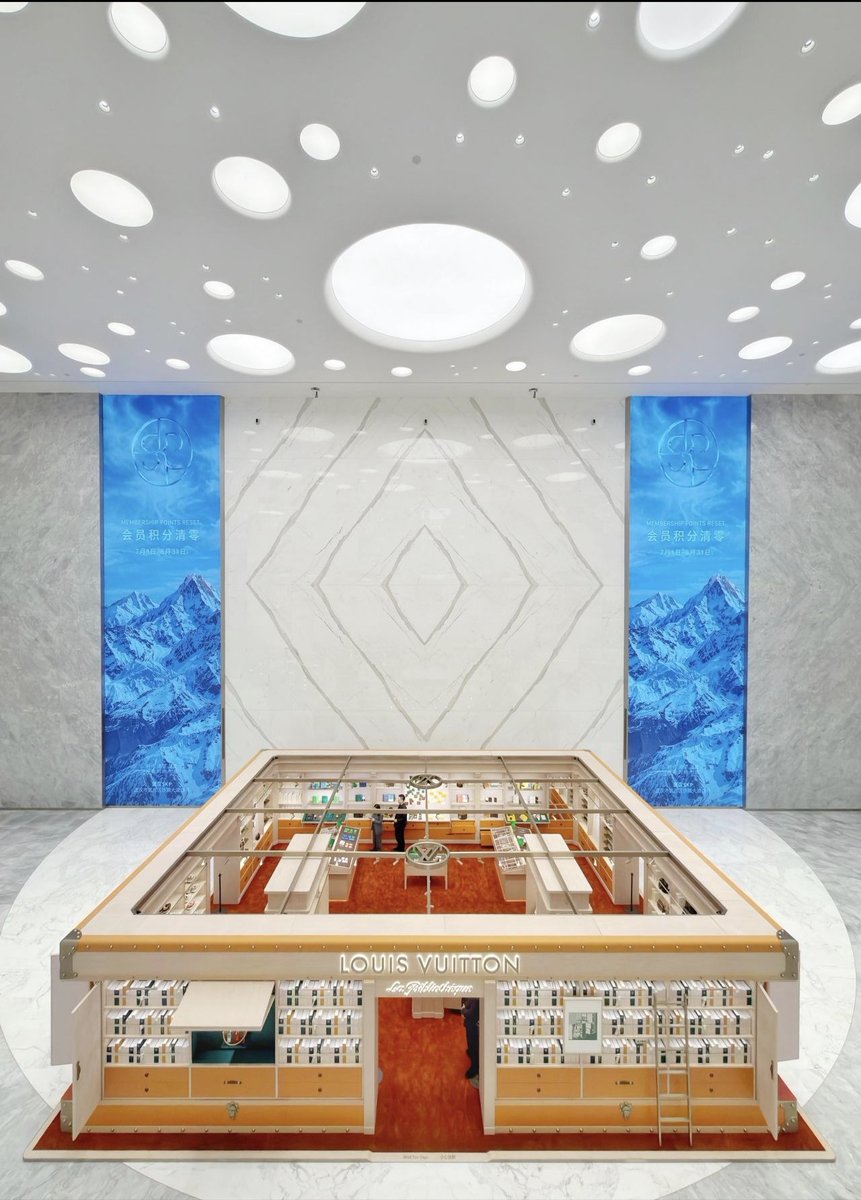 cppluxury's tweet photo. LOUIS VUITTON launches new pop-up series in China, "La Bigliothèque" dedicated to the Qixi Festival
#LouisVuitton #China #ChinaLuxury #QixiFestival #LaBibliotheque #luxuryfashion #luxurybags #luxury #fashion #luxuryretail #LVMH @LVMH @LouisVuitton https://t.co/UREgxMeHUd