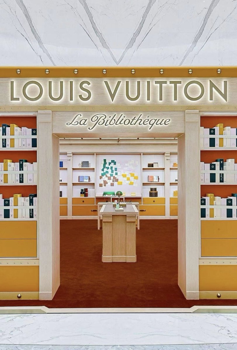 cppluxury's tweet photo. LOUIS VUITTON launches new pop-up series in China, "La Bigliothèque" dedicated to the Qixi Festival
#LouisVuitton #China #ChinaLuxury #QixiFestival #LaBibliotheque #luxuryfashion #luxurybags #luxury #fashion #luxuryretail #LVMH @LVMH @LouisVuitton https://t.co/UREgxMeHUd