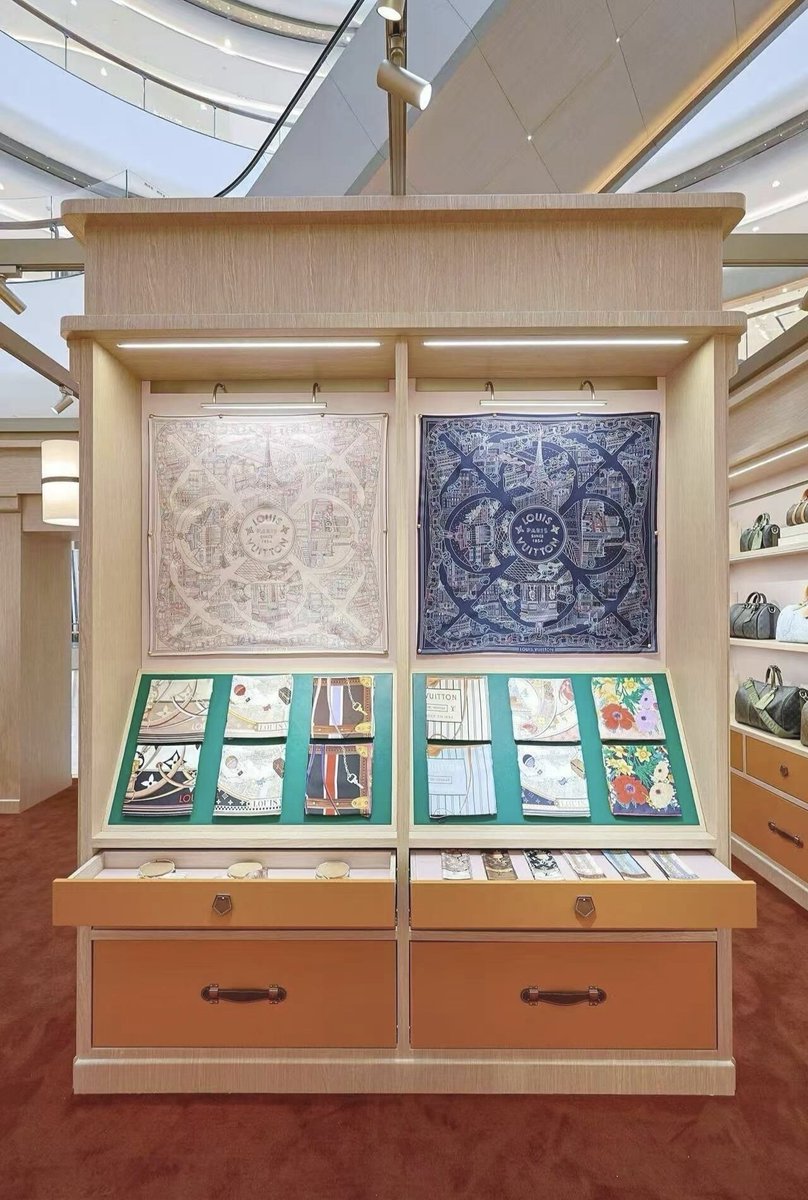 cppluxury's tweet photo. LOUIS VUITTON launches new pop-up series in China, "La Bigliothèque" dedicated to the Qixi Festival
#LouisVuitton #China #ChinaLuxury #QixiFestival #LaBibliotheque #luxuryfashion #luxurybags #luxury #fashion #luxuryretail #LVMH @LVMH @LouisVuitton https://t.co/UREgxMeHUd