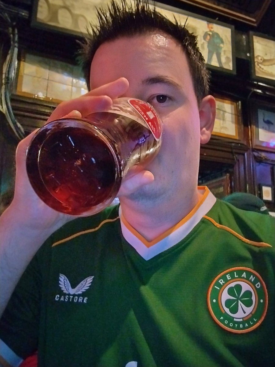 MarkJCutter's tweet photo. Drinks at the Temple Bar Pub, complete with live music. And I'm not going to lie, this is the biggest pub I've ever been to. https://t.co/bI1xrJpaKE