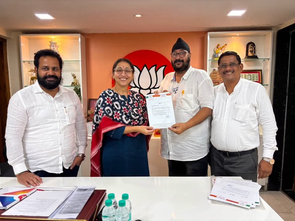snehadubepandit's tweet photo. 📍 आमदार जनसंपर्क कार्यालय, वसई पश्चिम

भारतीय जनता पार्टी वसई-विरार शहर जिल्हा अल्पसंख्याक मोर्चाच्या नूतन पदाधिकाऱ्यांना माझ्या हस्ते पद वाटप करण्यात आले.

यामध्ये जिल्हा उपाध्यक्ष श्री. अमरजित (छोटू) सिंग आनंद व श्री. थॉमस जेरॉम डाबरे, जिल्हा सरचिटणीस श्री. अब्दुल मोबीन, जिल्हा सचिव श्री. रिचर्ड रोझारिओ व श्री. नूर खान, तसेच जिल्हा कोषाध्यक्ष श्री. वेलंकणी झहीन पटेल यांना पद प्रदान करण्यात आले.

सर्व नूतन पदाधिकाऱ्यांचे मनःपूर्वक अभिनंदन! आपल्या संघटनात्मक कार्यातून भारतीय जनता पक्षाची विचारधारा अधिक प्रभावीपणे जनतेपर्यंत पोहोचवत समाजसेवेचे कार्य अधिक जोमाने पुढे नेतील, असा विश्वास व्यक्त करते.

यावेळी माझ्यासह भाजपा वसई-विरार शहर जिल्हा सरचिटणीस श्री. बिजेंद्र कुमार, भाजपा वसई-विरार शहर जिल्हा अल्पसंख्याक मोर्चा जिल्हाध्यक्ष श्री. मॅथ्यू कोलासो, भाजपा वसई पूर्व-दक्षिण मंडळ अध्यक्ष श्री. उदय शेट्टी तसेच पदाधिकारी व कार्यकर्ते उपस्थित होते.

#bjp #bjp4maharashtra #vasaivirar #sneha #snehadubepandit