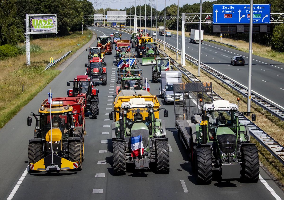 KAFKA_Dev's tweet photo. De boeren zijn vandaag al begonnen met acties &amp; ze beloven vanaf morgen een heuse OPSTAND! 
Ze zijn klaar met het beleid van kabinet Jetten! 

Doe een ❤️ &amp; RT als je de boeren steunt, ze verdienen het! https://t.co/QWvT0KRroe