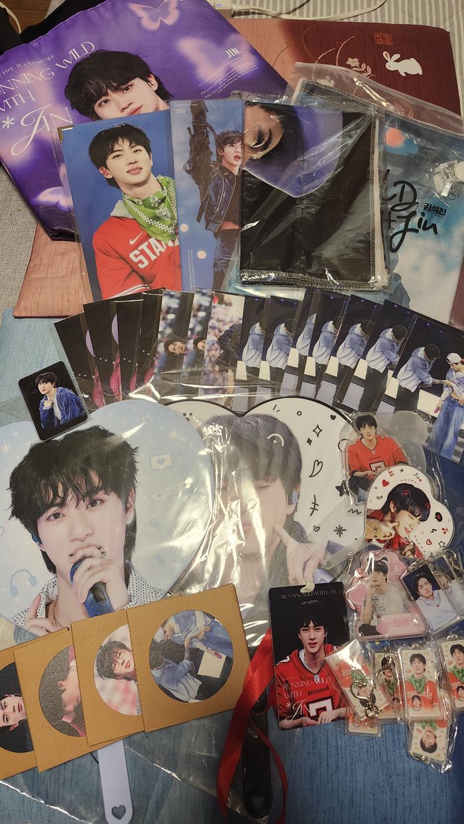 makiyons's tweet photo. ALB님の展示会行ってきた
幸せ空間だった
なんかいっぱい買ってしまった🤭
ラキドロめっちゃした
パネルは2枚お持ち帰りで、残り2枚は受注。 https://t.co/OWZb2ntPcA