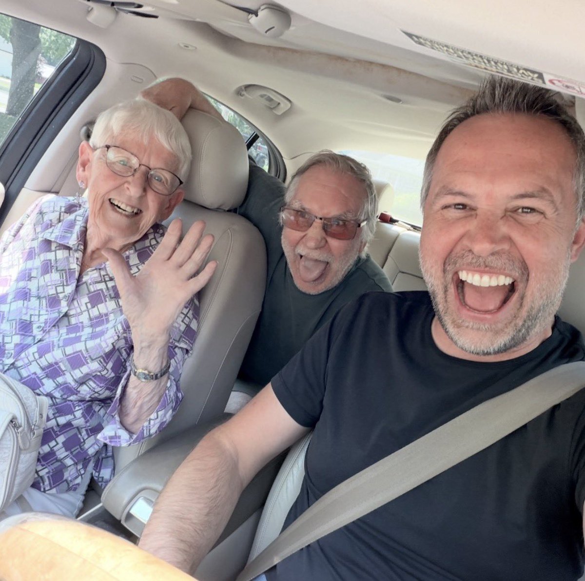 RunFranzyRun's tweet photo. Grateful for friends, laughter &amp; good times. Thanks for your friendship Veronica &amp; Glenn. https://t.co/omLHv76nHh