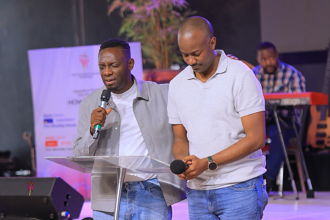 WilsonBugembe's tweet photo. #AfterChurch
I know someone - Jesus

✅ If you know Jesus, eat your food
✅ Someone should start the victory speech
✅ Every family needs a David 
✅ Someone should start eating as others are watching
✅ Every person needs Jesus https://t.co/8jqi4rpeh6