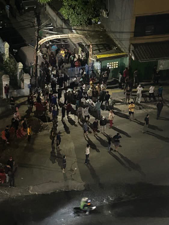 aderifaii's tweet photo. Memantau kondisi terkini di Matraman, Ketegangan berlanjut  sampai pagi ini.
gelombang massa yang diindikasi akan melakukan perlawaan mulai berkumpul, terpantau dari RSCM dan bergerak ke arah TKP.
stay safe teman-teman. #matramandalam https://t.co/MmbPMGad2g