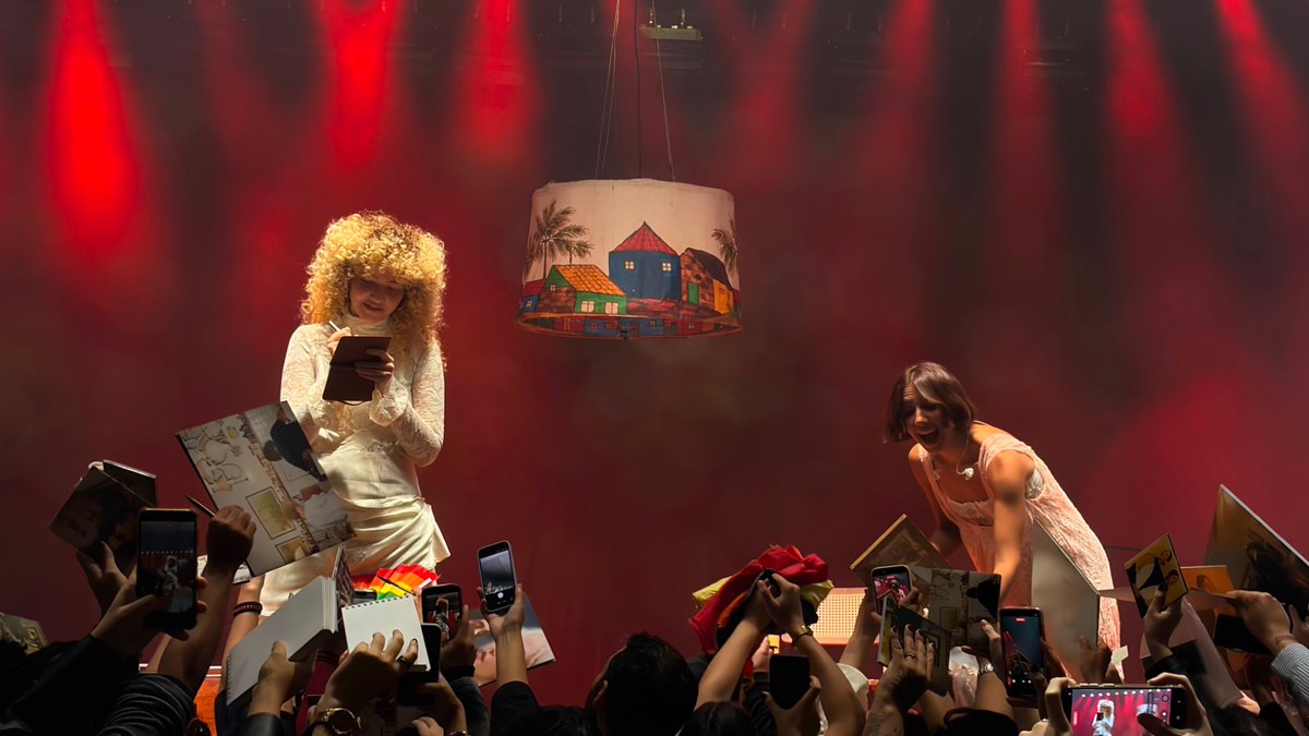 manucomttss's tweet photo. foi o melhor show da minha vida
vocês são as melhores do mundo
viva ana caetano e vitoria falcao https://t.co/fCoBEjVZ1W